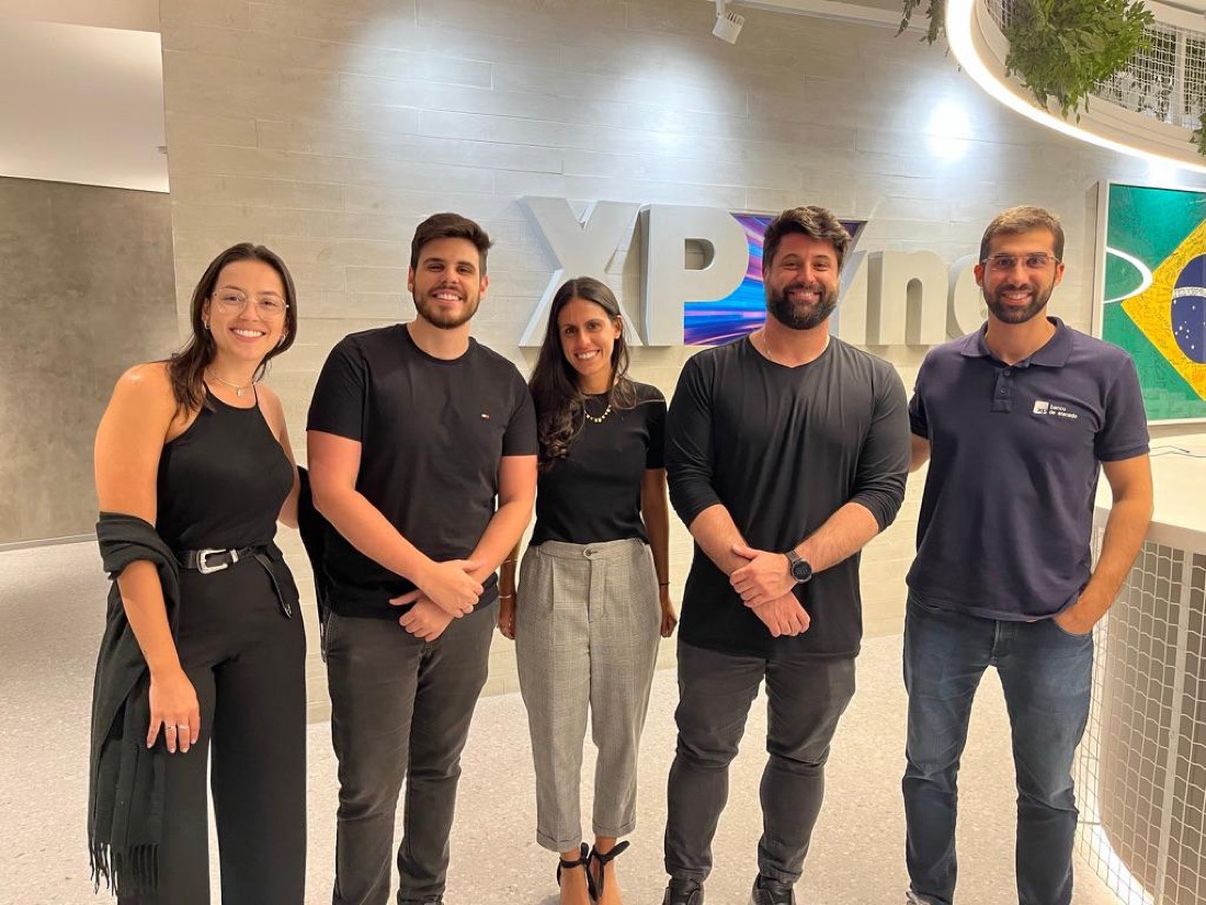 Isaac Araújo com equipe na XP Inc.